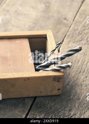 Alten verwendet Bohrer in einer Holzkiste auf einer Werkbank Stockfoto