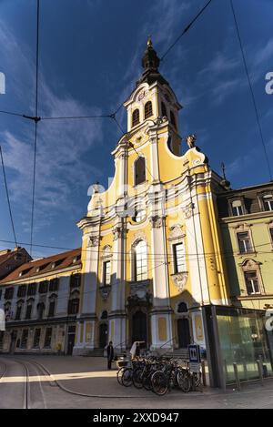 Österreich, 20.01.2019: Blick auf die Kirchenfassade der Barmherzigenkirche in der Altstadt, sonniger Wintertag im Stadtzentrum. Touristenziel, Sehenswürdigkeiten, Europ Stockfoto
