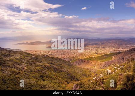 Volos Stadt und Meer Golf Sonnenuntergang aus der Vogelperspektive vom Pilion Berg, Griechenland, Europa Stockfoto