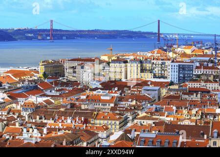 Lissabon, Portugal Panoramablick Luftbild mit Blick auf den Fluss Tejo und Ponte de 25 Abril Brücke Stockfoto