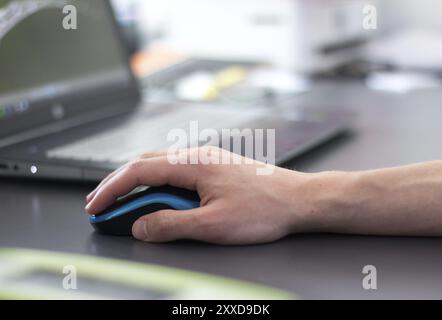 In der Nähe von Computer Maus von einem männlichen Hand. Stockfoto