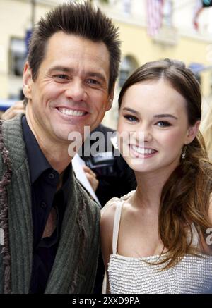 HOLLYWOOD, KALIFORNIEN, 12. JUNI 2011: Jim Carrey und Madeline Carroll bei der Premiere von Mr. Popper's Penguins in Los Angeles im Grauman's Chinese The Stockfoto