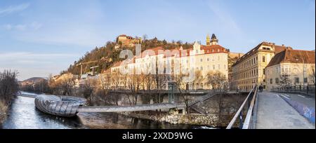 Österreich, 20.01.2019: Panoramablick auf die Mur, Murinsel auf Brücke, Schlossberg mit Festung und Uhrturm. Reiseziel, Europ Stockfoto