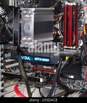 Nahaufnahme von einem High-End-Computer Motherboard ASUS zeigt DDR3-Arbeitsspeicher, CPU zu heizen, Waschbecken und eine Grafikkarte Stockfoto