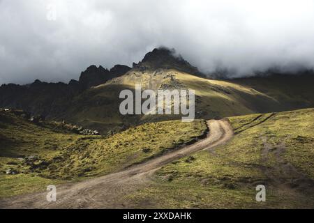 Eine wunderschöne Morgenlandschaft mit Serpentinen, die im Herbst in der Bergschlucht vorbeiziehen Stockfoto