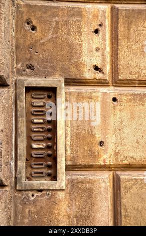 Türklingelschilder an einem baufälligen Haus in Prag Stockfoto