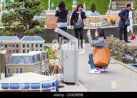 Haag, Niederlande, 8. April 2016: Menschen in Madurodam, Holland Park und Touristenattraktion in den Haag, Niederlande Stockfoto