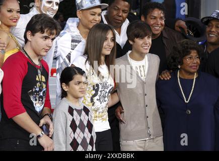 HOLLYWOOD, KALIFORNIEN, Donnerstag, 26. Januar 2012. Justin Bieber, Prinz Michael, Blanket und Paris Jackson bei The Michael Jackson Hand and Footprint C Stockfoto