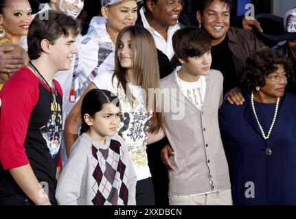 Justin Bieber, Prinz Michael, Blanket und Paris Jackson bei der Michael Jackson Hand- und Fußabdruckzeremonie im Grauman's Chinese Theatre in L Stockfoto