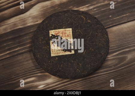 Puer, pu-er, Puer oder Pu-erh, fermentierter chinesischer Tee, der in eine Scheibe oder einen Kuchen gepresst wird Stockfoto