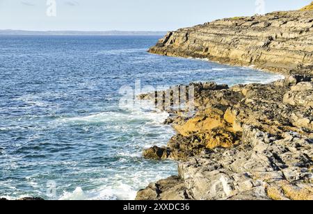 Kalksteinufer im Irelan County Clare. Reisen Sie am sonnigen Tag in die Landschaft. Touristenziel mit Meerblick Stockfoto