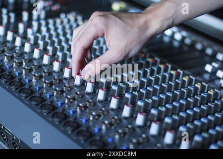 Professionelle Musikproduktion in einem Tonaufnahmestudio, Mixerpult Stockfoto