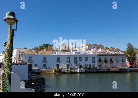 Flussufer des Gilao-Flusses in Tavira an der Algarve, Portugal, von der Ponte Romana aus gesehen. Blick von der Ponte Romana auf die Flussufer des Stockfoto