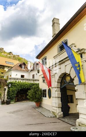 Österreich 11.04.2014: Blick auf die Straße in Durnstein im Frühfrühling, Wachautal, Österreich. Touristen laufen in der engen Straße der Stadt Stockfoto