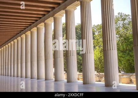 Kolumperspektive der Stoa von Attalos im antiken Agora in Athen, Griechenland, Europa Stockfoto