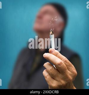 Der Mann raucht einen Joint Stockfoto