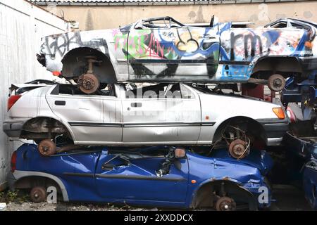 Autos auf einem Schrottplatz Stockfoto