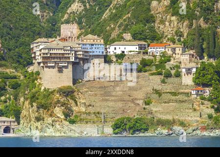 Nahaufnahme Agia Grigoriou Orthodoxes Kloster auf dem Berg Athos, Agion Oros, Heiliger Berg, Chalkidiki, Griechenland. Blick vom Meer Stockfoto
