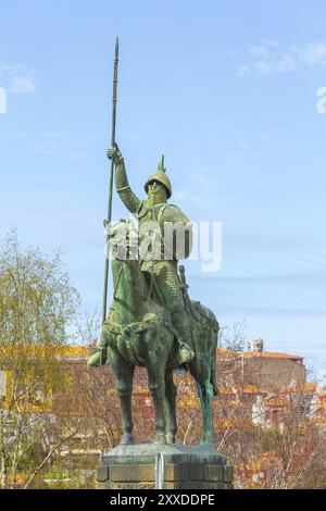 Porto, Portugal, 1. April 2018: Vimara Peres-Statue vor der Kathedrale SE, Europa Stockfoto