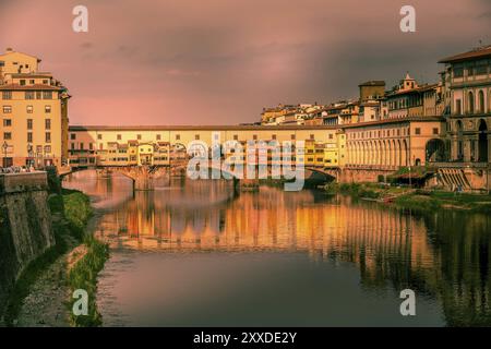 Florenz, Italien purple Sunset View von Ponte Vecchio und Reflexion in den Fluss Arno Stockfoto