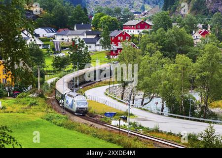 FLAM, Norwegen, 31. Juli 2018: Flamsbana-Zug aus der Vogelperspektive im norwegischen Dorf, Europa Stockfoto