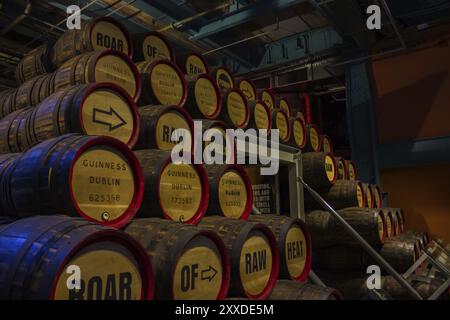 Ein Bild von einer Reihe von Fässern im Guinness Storehouse in Dublin Stockfoto