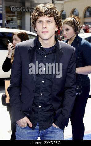 HOLLYWOOD, KALIFORNIEN, 10. APRIL 2011: Jesse Eisenberg bei der Premiere von Rio in Los Angeles am Grauman's Chinese Theater in Hollywood, USA am 1. April Stockfoto