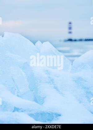 Leuchtturm am Steg am See im Winter Stockfoto