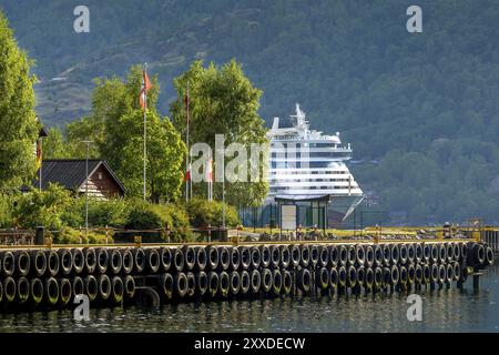 Kreuzfahrtschiff Liner und Fjordhafen in Flam, Norwegen, Europa Stockfoto