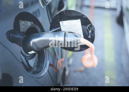 Elektroauto Aufladen mit Ladekabel und führenden Punkt Aufzuladen Stockfoto