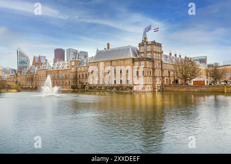 Den Haag, Niederlande Moderne Bürogebäude hinter dem Mauritshuis-Museum und dem Binnenhof-parlament, Hofvijver-Seegrunnen Stockfoto