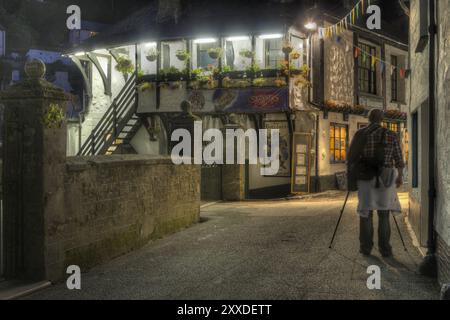 Ein Fotograf in den nächtlichen Gassen von Polperro Stockfoto