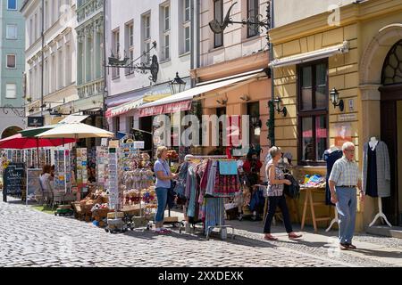 Touristen auf der Suche nach Souvenirs in einer Einkaufsstraße Stockfoto