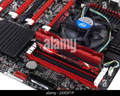 Nahaufnahme von einem High-End-Computer-Motherboard ASUS Maximus V Extreme mit DDR3-Speicher in Slots und einen CPU-Kühler Lüfter Stockfoto