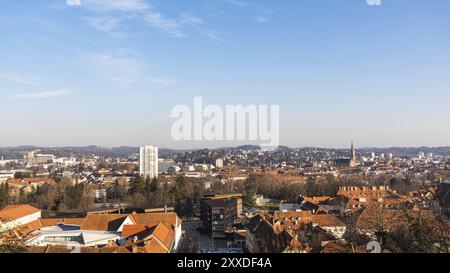 Blick auf die Stadt Graz, die Dächer der Stadt, das Wohngebiet, die Sonne im Winter, der blaue Himmel. Reiseziel Stockfoto