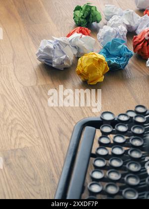 Zerknittertes Papier mit einer alten Schreibmaschine auf einem hölzernen Bürotisch, Kreativität Konzept Stockfoto