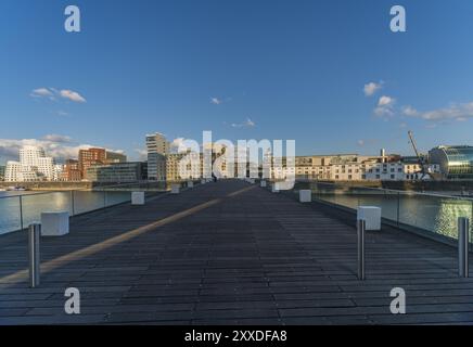 Fußgängerbrücke über das Hafenbecken im Düsseldorfer Medienhafen Stockfoto