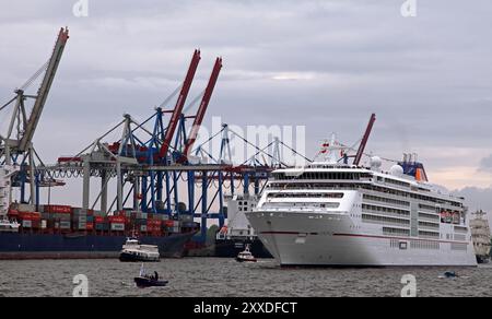 Die MS Europa 2 beim 824. Hafengeburtstag 2013 bei der Einlaufparade, die neue MS Europa 2 am Eröffnungstag zum Geburtstag des Hamburger Hafens 2013 Stockfoto