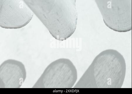 Der Vorhang hängt in Falten vor einem Fenster Stockfoto