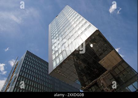 Ein Blick aus der Froschperspektive auf das neue Hyatt-Gebäude im Düsseldorfer Medienhafen Stockfoto