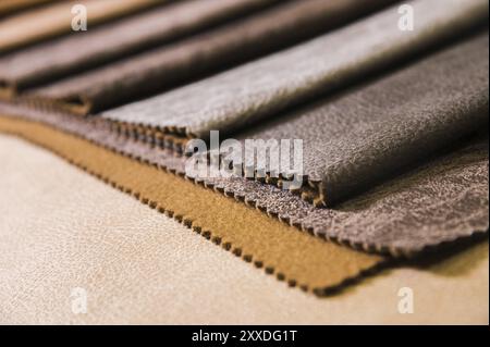 Farbenfrohe und helle Stoffmuster von Möbel- und Bekleidungspolstern. Nahaufnahme einer Palette textiler abstrakter Streifen in verschiedenen Farben Stockfoto