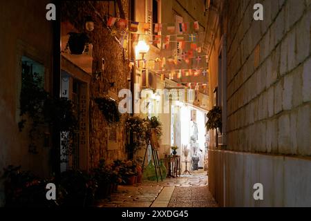 Geschäfte in einer engen Gasse in der Hafenstadt Porec in Kroatien am Abend Stockfoto