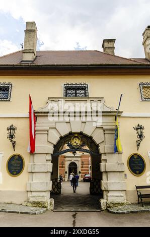 Österreich 11.04.2014: Blick auf die Straße in Durnstein im Frühfrühling, Wachautal, Österreich. Touristen laufen in der engen Straße der Stadt Stockfoto