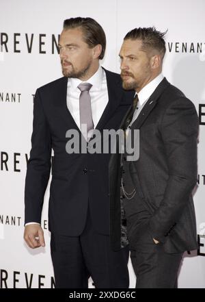 HOLLYWOOD, CA, Leonardo DiCaprio und Tom Hardy bei der Premiere von „The Revenant“ in Los Angeles im TCL Chinese Theatre in Hollywood, USA auf dece Stockfoto