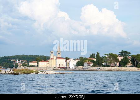 Blick auf die Altstadt von Porec von einem Boot am Meer Stockfoto