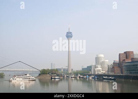 Düsseldorfer Altstadthafen im Dunst Stockfoto