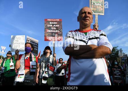 Peking, USA. August 2024. Demonstranten nehmen an einer Kundgebung während der Democratic National Convention 2024 im Union Park in Chicago, Illinois, USA, am 22. August 2024 Teil. Am Donnerstag marschierten Tausende pro-palästinensischer Demonstranten in die Nähe des DNC-Veranstaltungsortes, um ihre Unzufriedenheit mit der Israel-Politik der Regierung von Biden zum Ausdruck zu bringen. Quelle: Li Rui/Xinhua/Alamy Live News Stockfoto