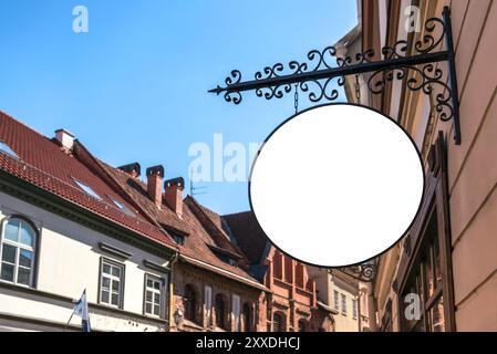 Leeres Weißes Modell Des Street Shop Retro Sign On City Backdrop. Rundes Leeres Schild Für Banner Oder Logo Stockfoto