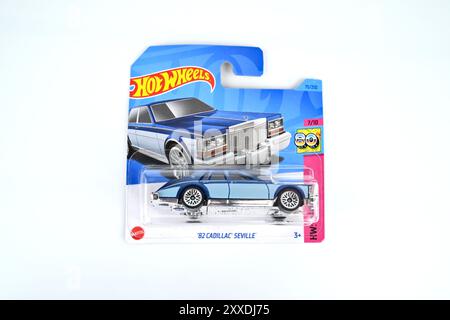 Hot Wheels 82 Cadillac Sevilla Spielzeugauto Modell in Box Verpackung – Wales, Großbritannien – 10. August 2024 Stockfoto