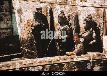 Mann lächelt im Goa Gajah Tempel, Bali Stockfoto